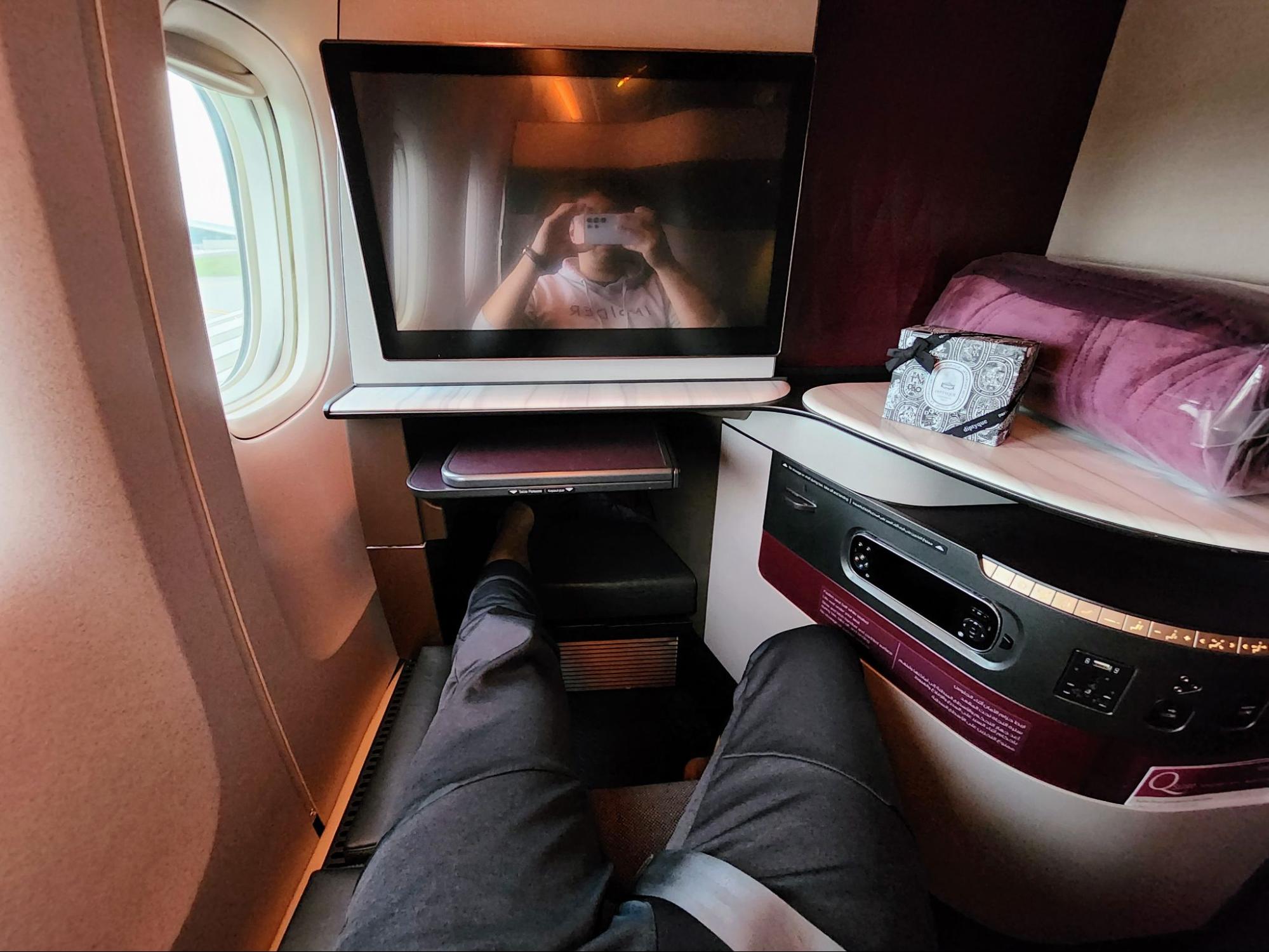 Personal photo from writer Joseph Hostetler sitting in Qatar Airways Qsuite business class.
